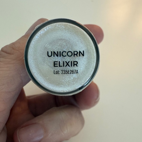 Revolution Unicorn Elixir Liquid Highlighter - Picture 2 of 5